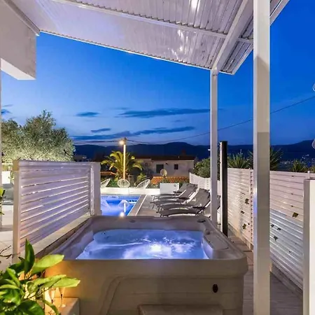 In Arbanija With Sea View, Terrace, Air Conditioning, Wifi 5139-5 Trogir