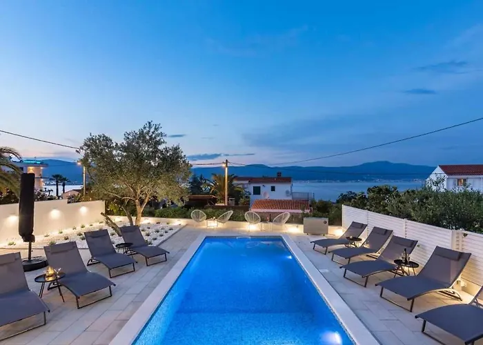 In Arbanija With Sea View, Terrace, Air Conditioning, Wifi 5139-5 דירה
