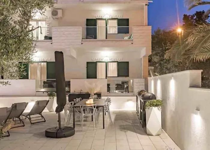 In Arbanija With Sea View, Terrace, Air Conditioning, Wifi 5139-5 Apartman Trogir