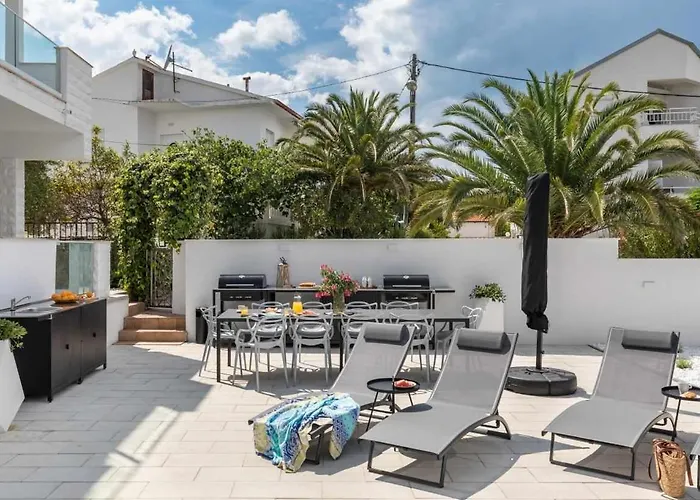 In Arbanija With Sea View, Terrace, Air Conditioning, Wifi 5139-5 Apartman