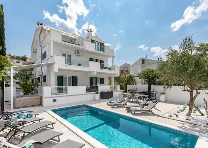 In Arbanija With Sea View, Terrace, Air Conditioning, Wifi 5139-5 טרוגיר