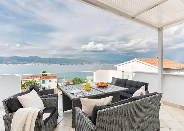 In Arbanija With Sea View, Terrace, Air Conditioning, Wifi 5139-5 טרוגיר