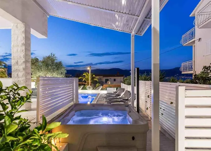 In Arbanija With Sea View, Terrace, Air Conditioning, Wifi 5139-5 Trogir